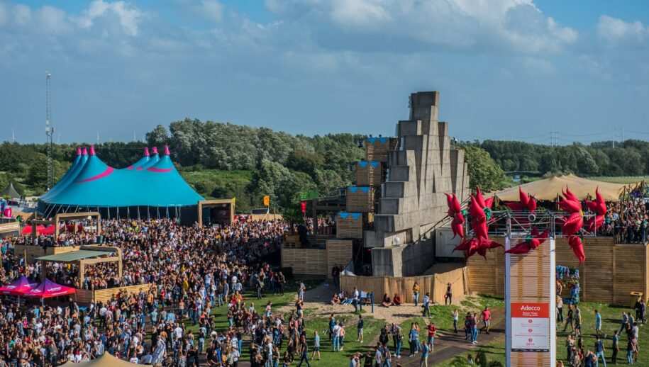 Klimwand en Dubbele schijf met trap in grofpuinheuvel weer decor voor Dance Valley